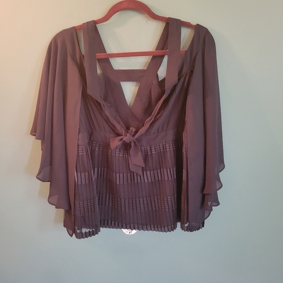 Guess cold shoulder dressy top - Picture 3 of 4